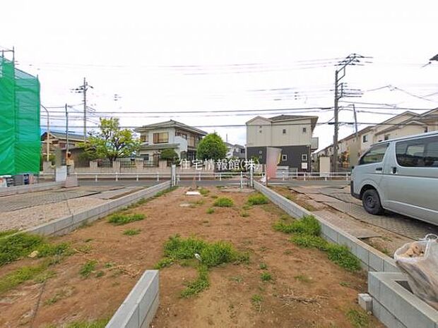 前面道路を含めた現地写真です。