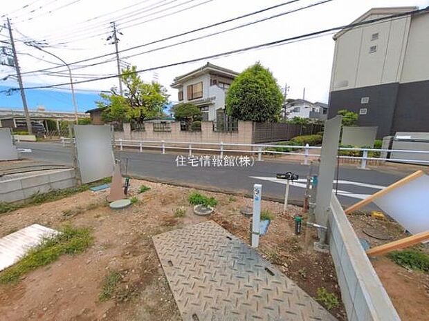前面道路を含めた現地写真です。