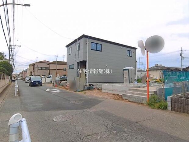 前面道路を含めた現地写真です。