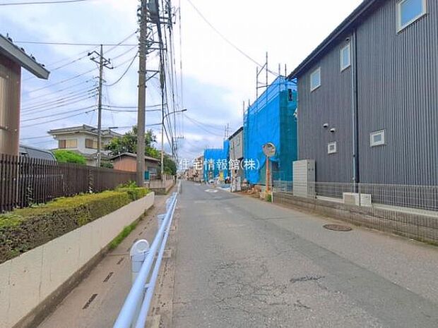 前面道路を含めた現地写真です。