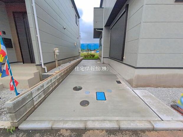 前面道路を含めた現地写真です。