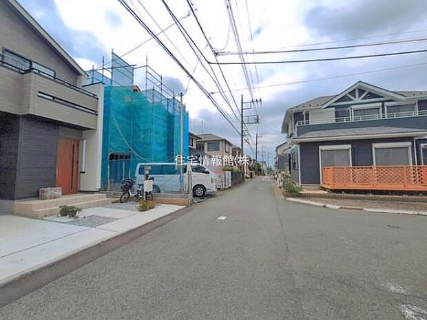 前面道路を含めた現地写真です。
