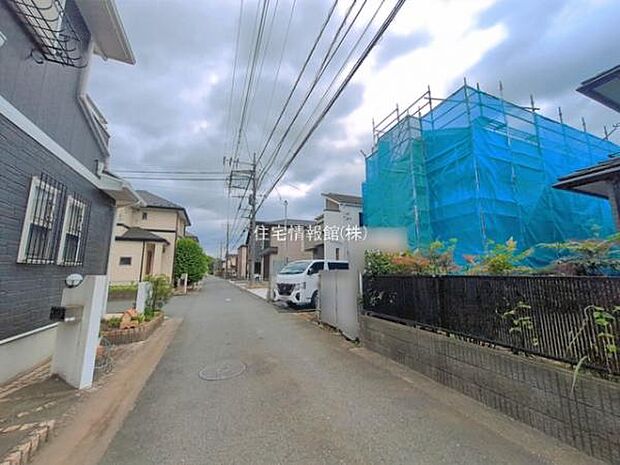 前面道路を含めた現地写真です。