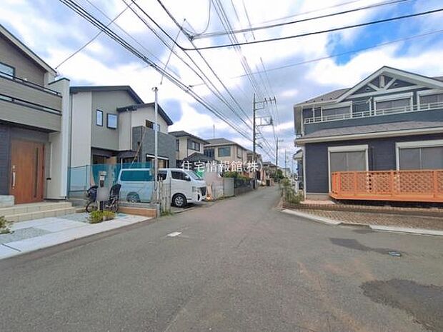 前面道路を含めた現地写真です。