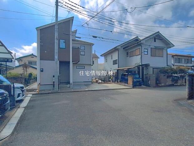 前面道路を含めた現地写真です。