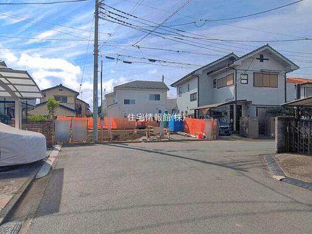 前面道路を含めた現地写真です。