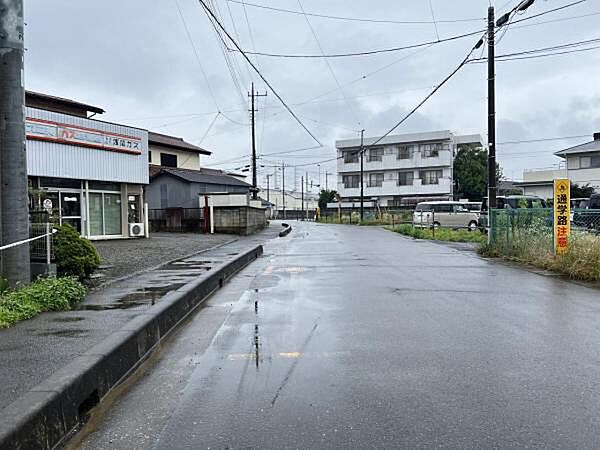 前面道路を含めた現地写真です。