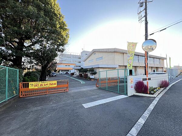双柳小学校まで約610m（徒歩8分）