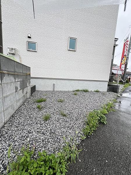 建物の裏側にもちょっとしたお庭スペースができそうですね。