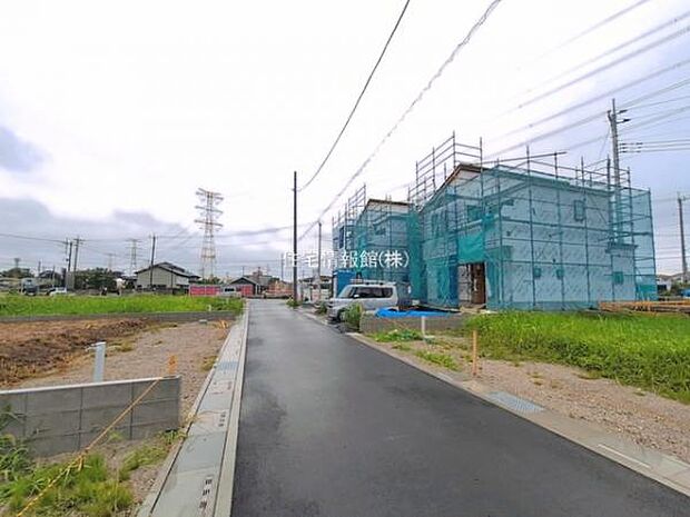 前面道路を含めた現地写真です。