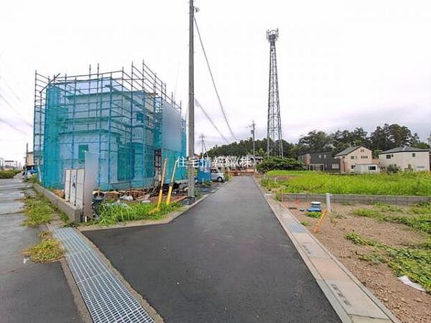 前面道路を含めた現地写真です。