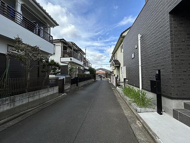 前面道路を含めた現地写真です。
