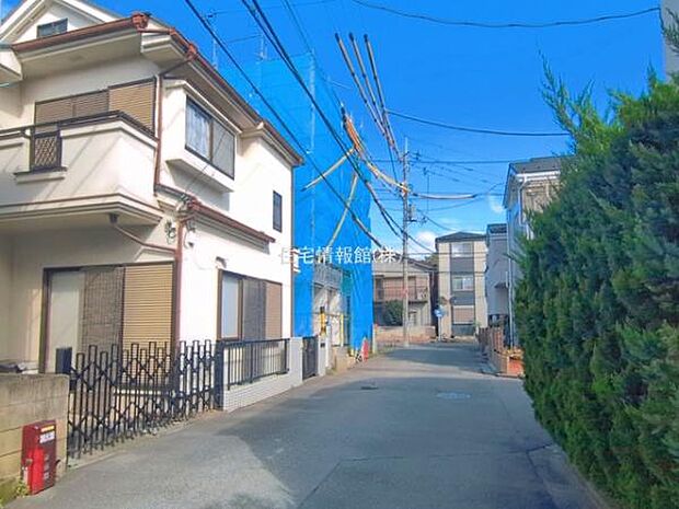 前面道路を含めた現地写真です。