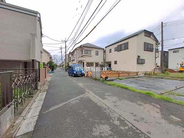 前面道路を含めた現地写真です。