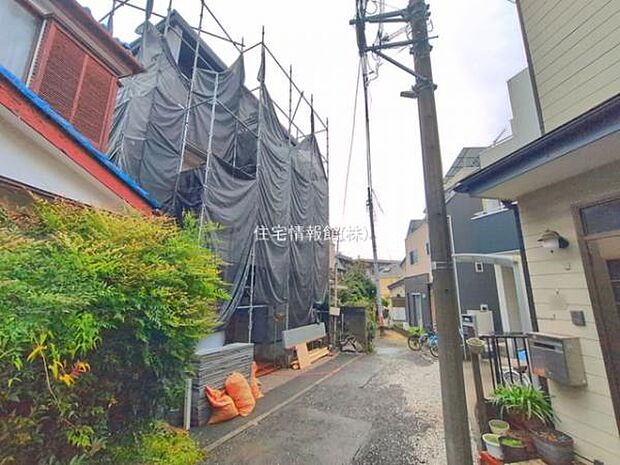 前面道路を含めた現地写真です。