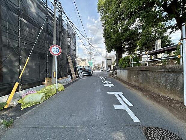 前面道路を含めた現地写真です。
