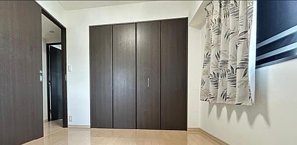 いつでもお部屋をスッキリお使い頂ける収納スペースを設置。
