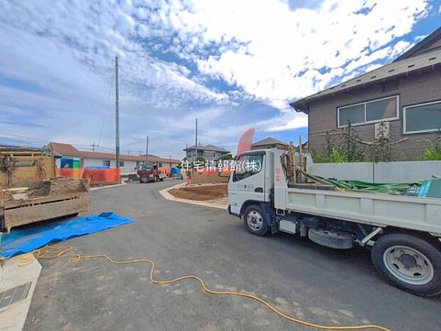 前面道路を含めた現地写真です。
