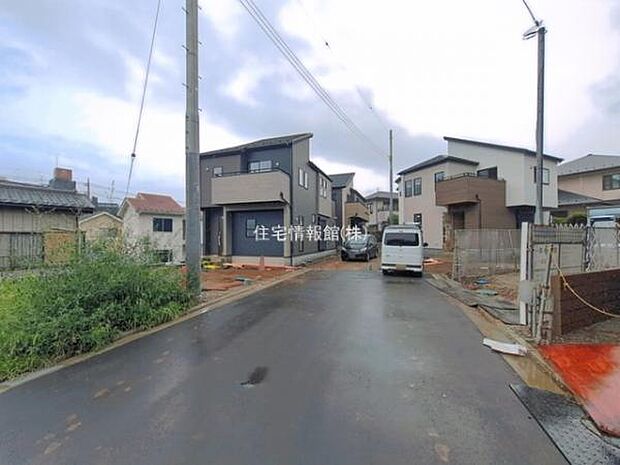 前面道路を含めた現地写真です。