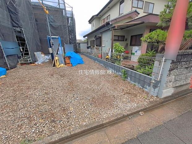 前面道路を含めた現地写真です。