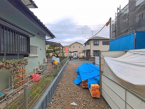 前面道路を含めた現地写真です。