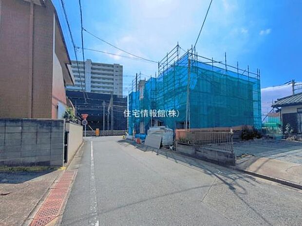 前面道路を含めた現地写真です。