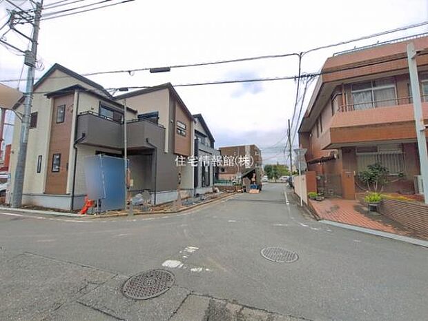 前面道路を含めた現地写真です。
