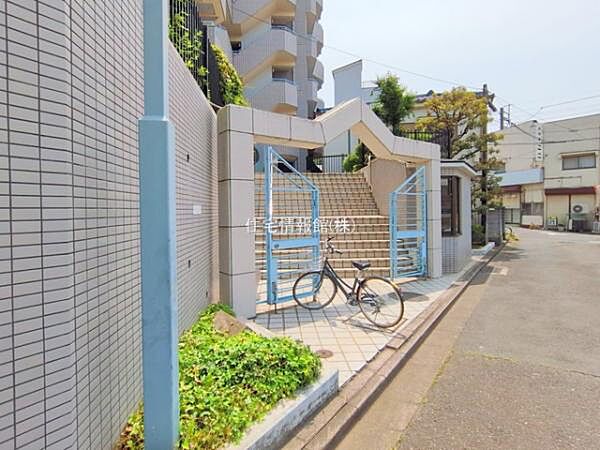 ゆったりとした印象のエントランスです。