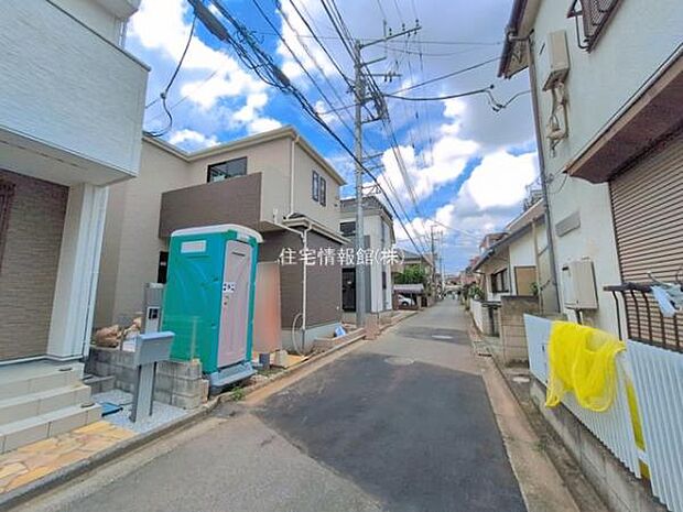 前面道路を含めた現地写真です。