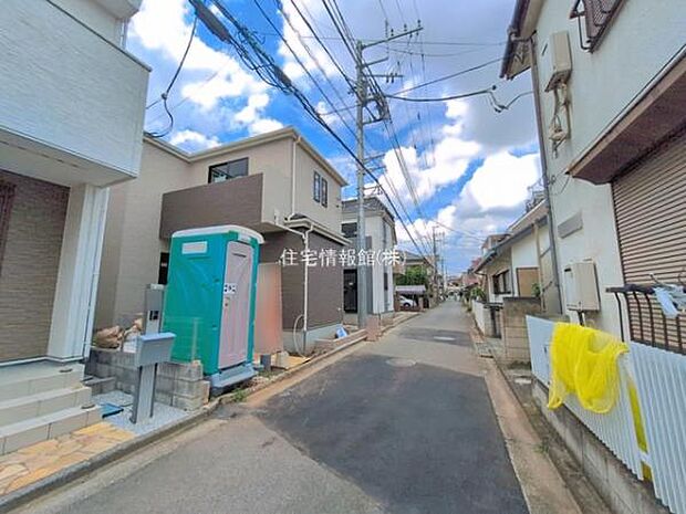 前面道路を含めた現地写真です。