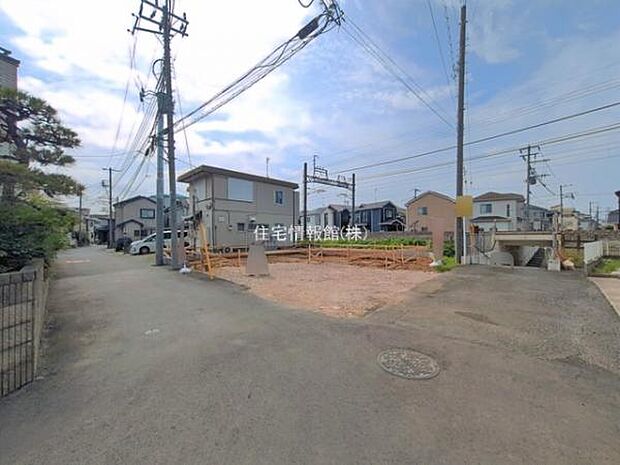 前面道路を含めた現地写真です。