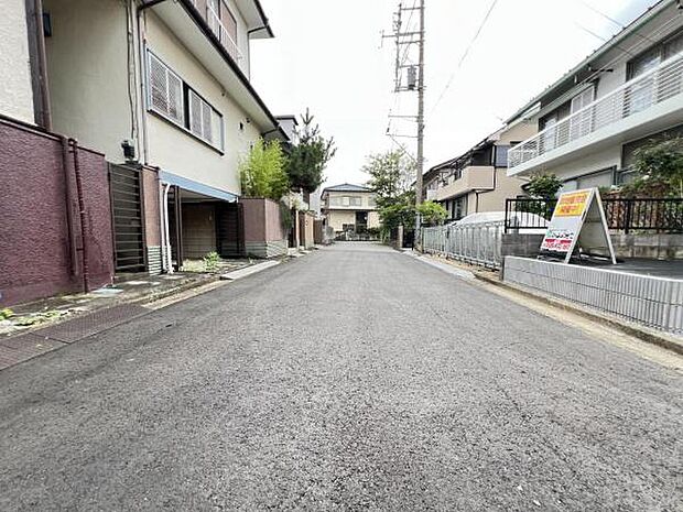 前面道路を含めた現地写真です。