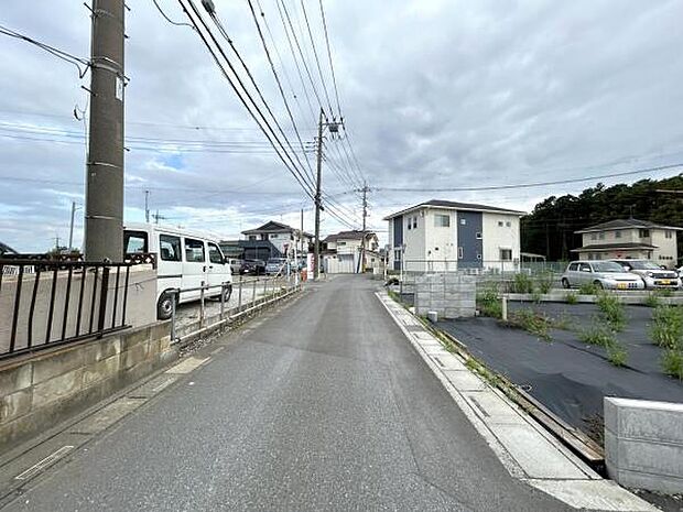前面道路を含めた現地写真です。