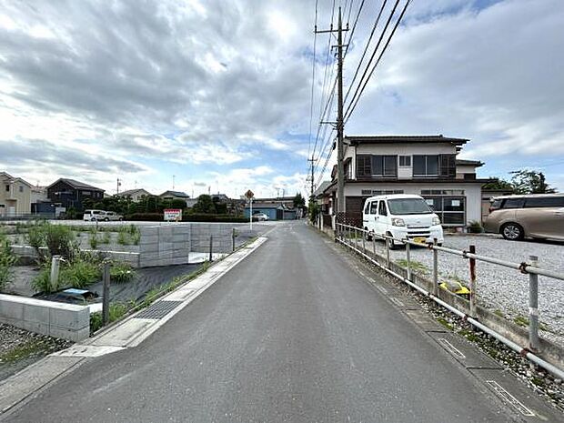 前面道路を含めた現地写真です。
