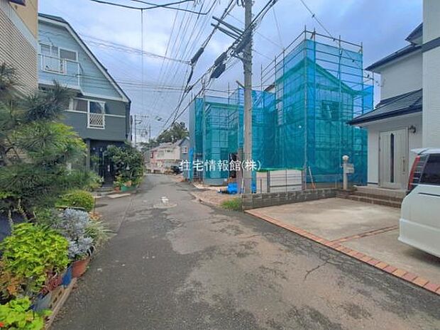 前面道路を含めた現地写真です。