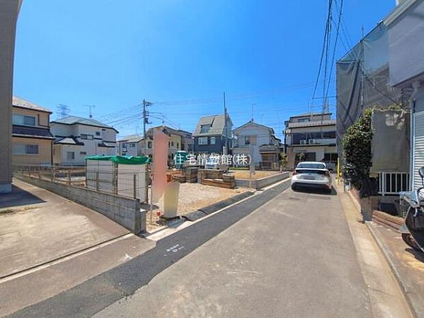 前面道路を含めた現地写真です。