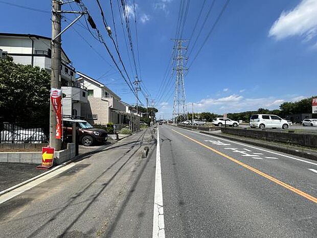 前面道路を含めた現地写真です。