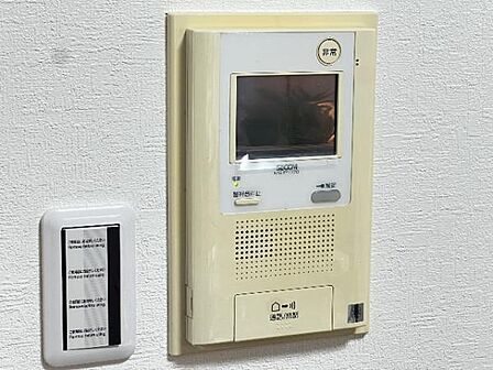 訪問者が一目で分かるTVモニタ付きインターフォンを装備した心強さも魅力なお住まいです。