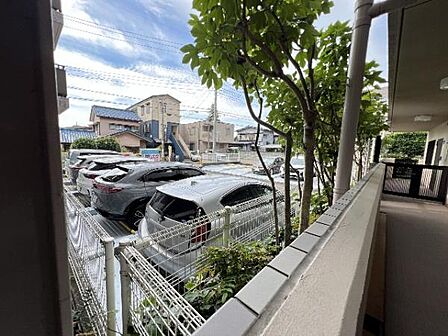 敷地内の平置き駐車場です。