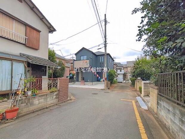 前面道路を含めた現地写真です。