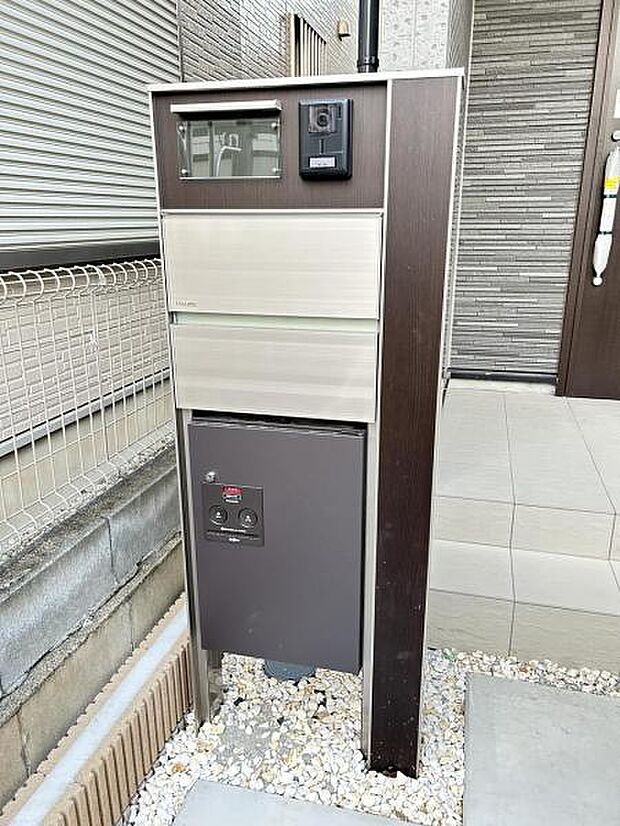 TVドアホンとポスト、宅配ボックスが付いた門柱です。