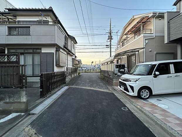 前面道路を含めた現地写真です。