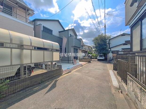 前面道路を含めた現地写真です。