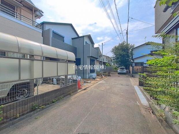前面道路を含めた現地写真です。