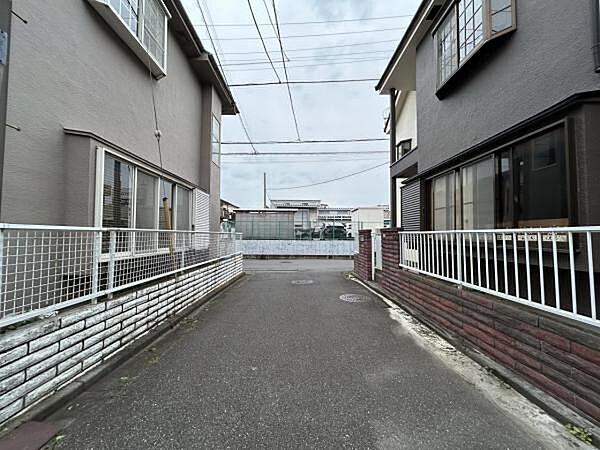 前面道路を含めた現地写真です。