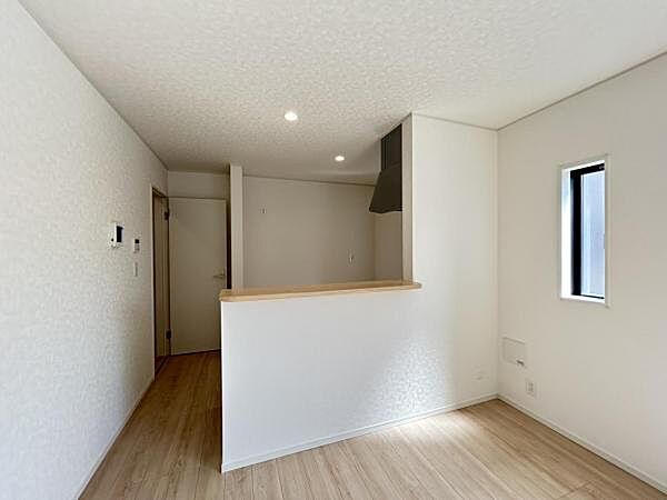 お食事中もキッチンと会話が楽しめるダイニングスペース。