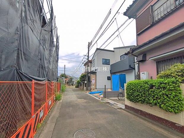 前面道路を含めた現地写真です。