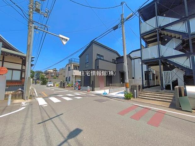 前面道路を含めた現地写真です。