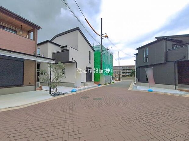 前面道路を含めた現地写真です。