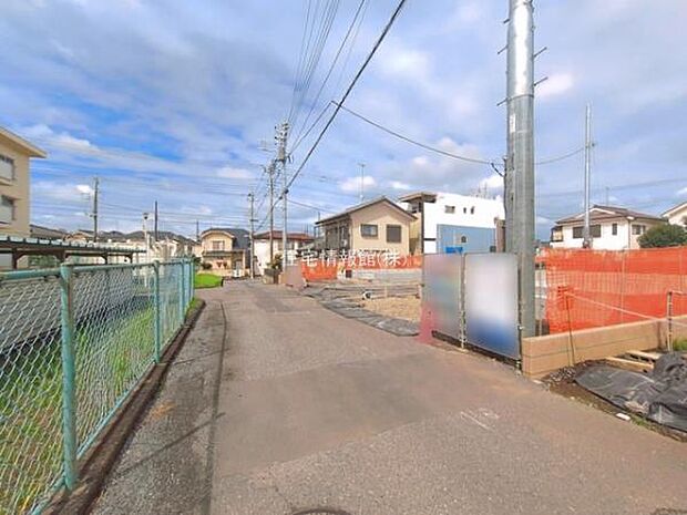 前面道路を含めた現地写真です。